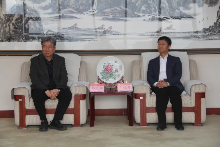 Shandong LANO Janubiy Koreyaning Dongguk universiteti professori KWAK, Mun Kyu, Ph.D. va vakil Liang Tongho bilan Shandong Jianchju universiteti bilan shovqinni nazorat qilish sohasida almashinuv va hamkorlikni amalga oshirish uchun hamkorlik qiladi.